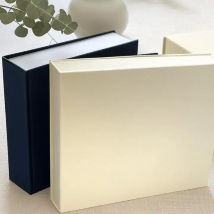 Ekspozycja nowości wydawniczych w botanicznej stylizacji